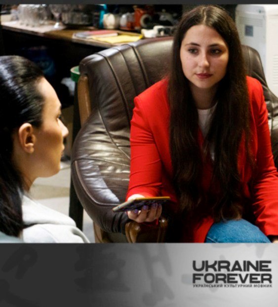 Тетяна Панченко бере інтерв'ю для українського культурного мовника Ukraine Forever